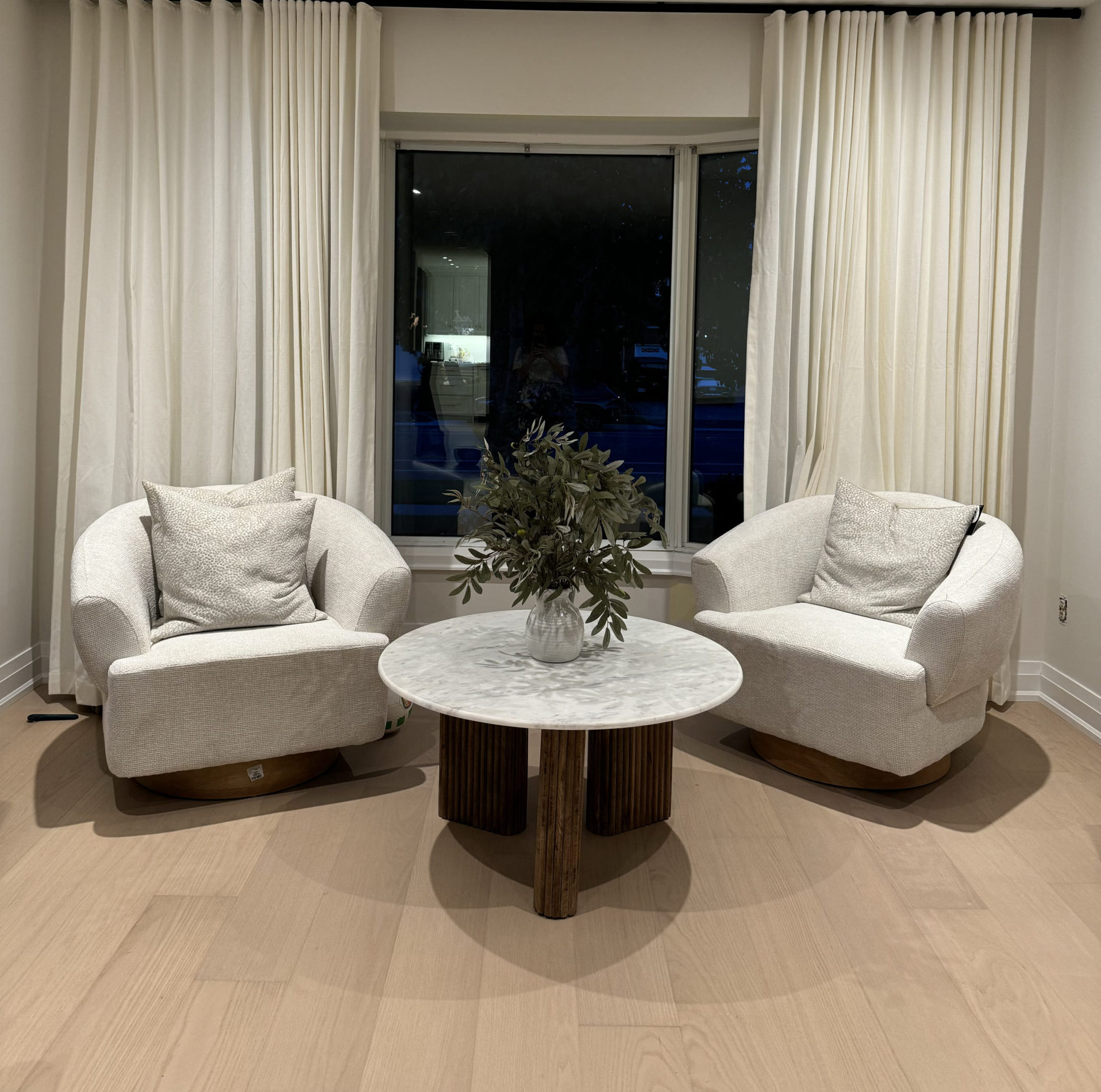 Elegant modern home remodeling oakville living room seating area e1732051042128