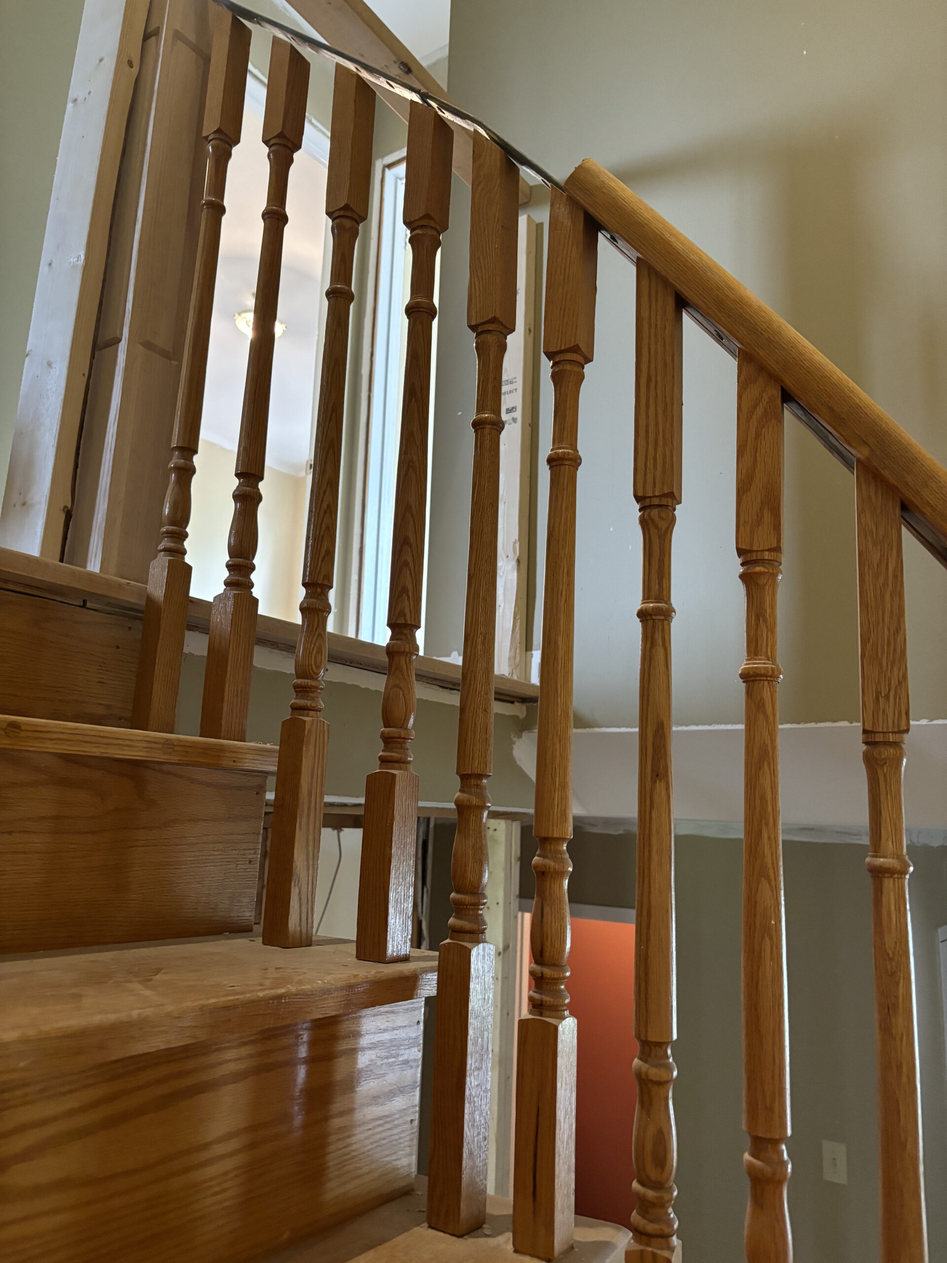 Osoba renos staircase before renovation wooden railing